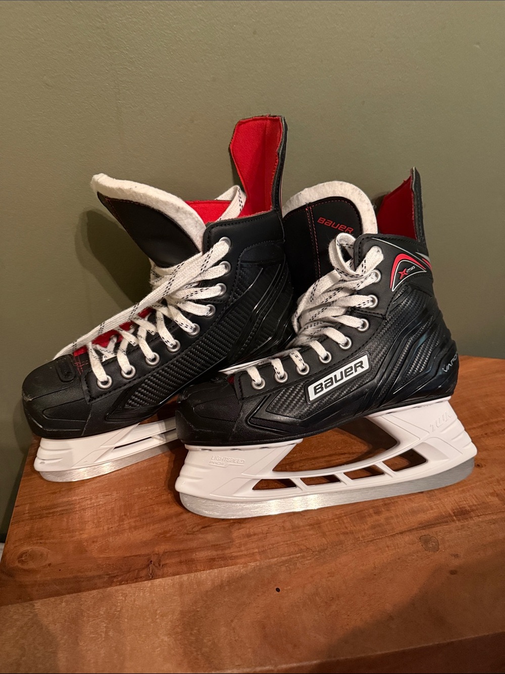 Bauer Black and Red Youth Ice Hockey Skates Vapor X250 size 6R 7.5 US
